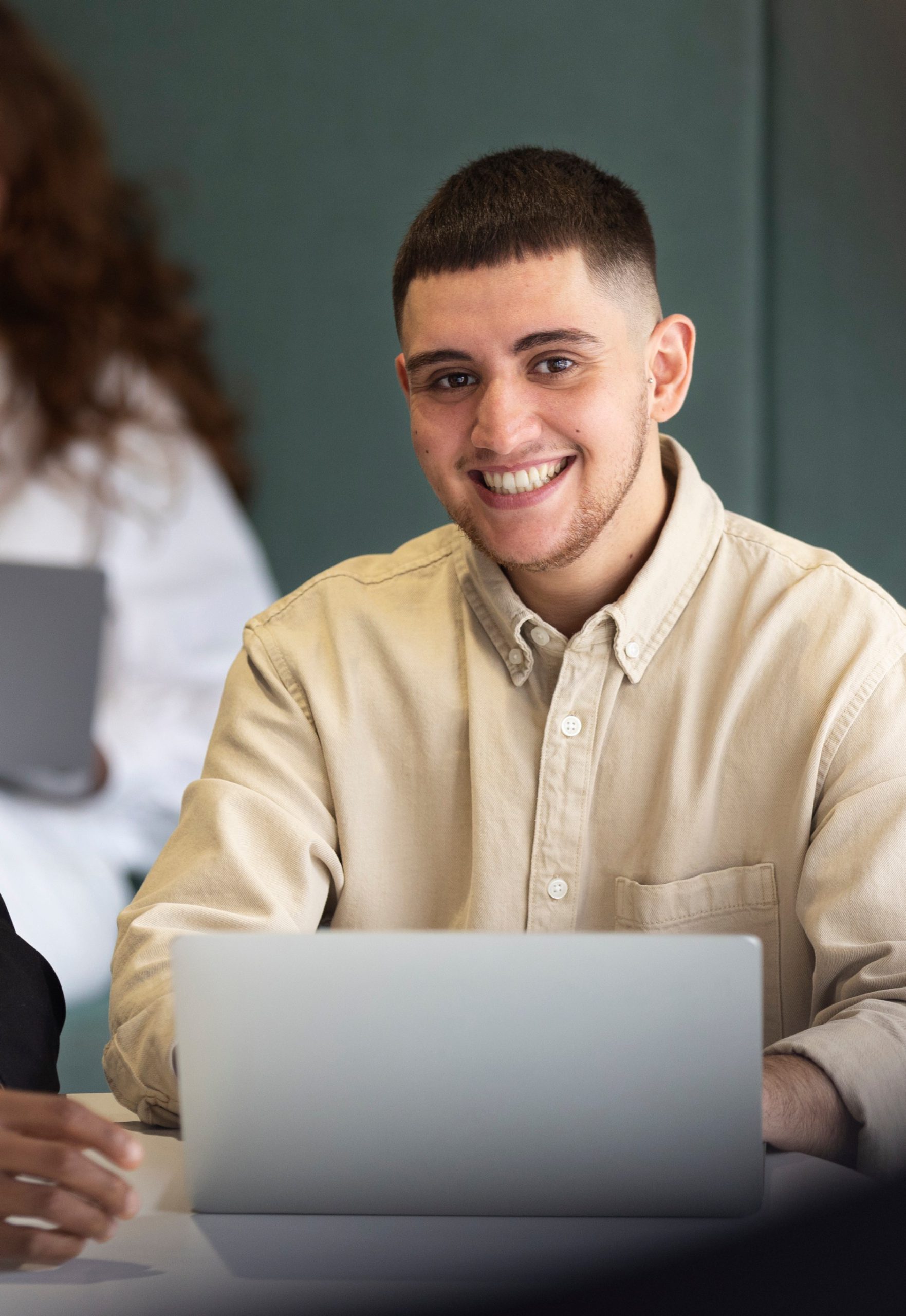 Persona sonriendo, foto del formulario de contacto