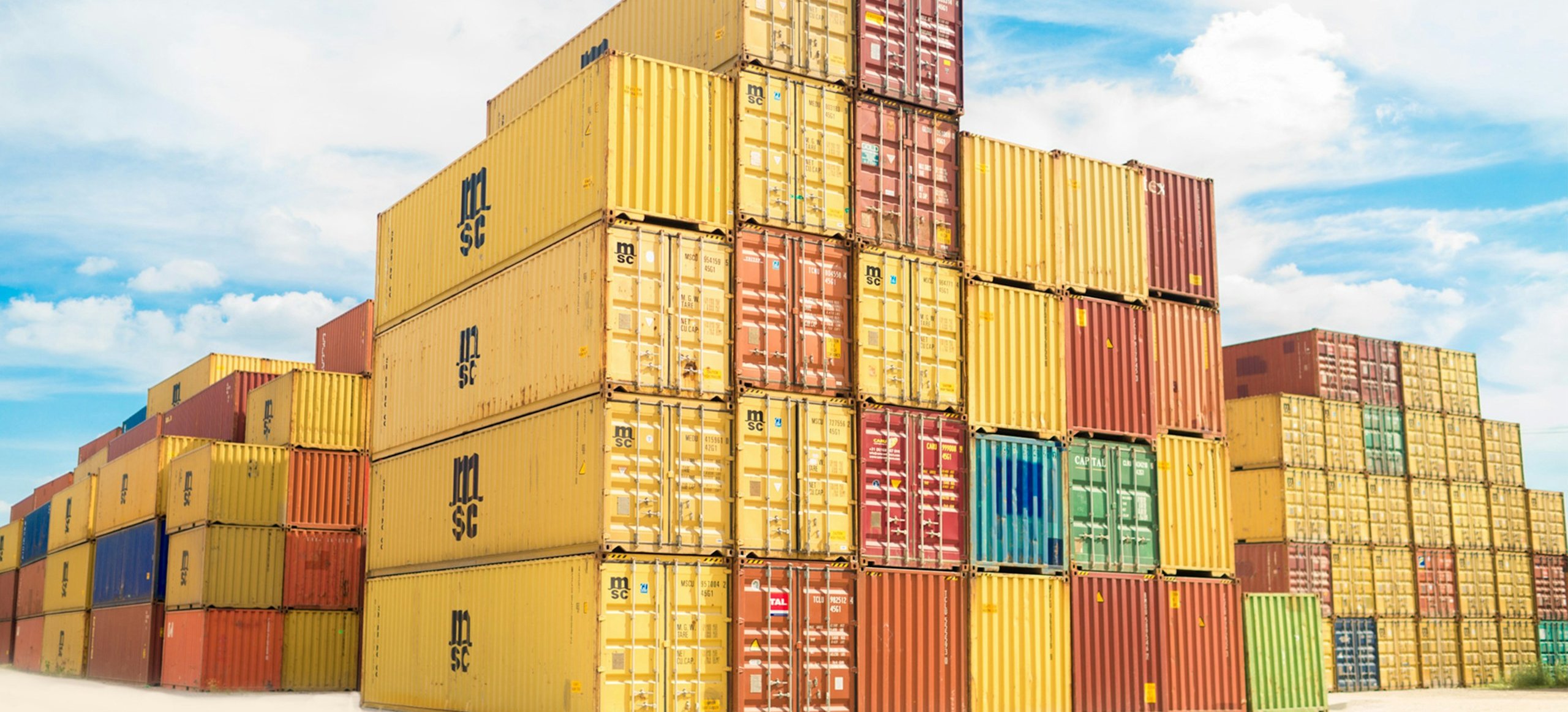 Contenedores de mercancías en un puerto comercial