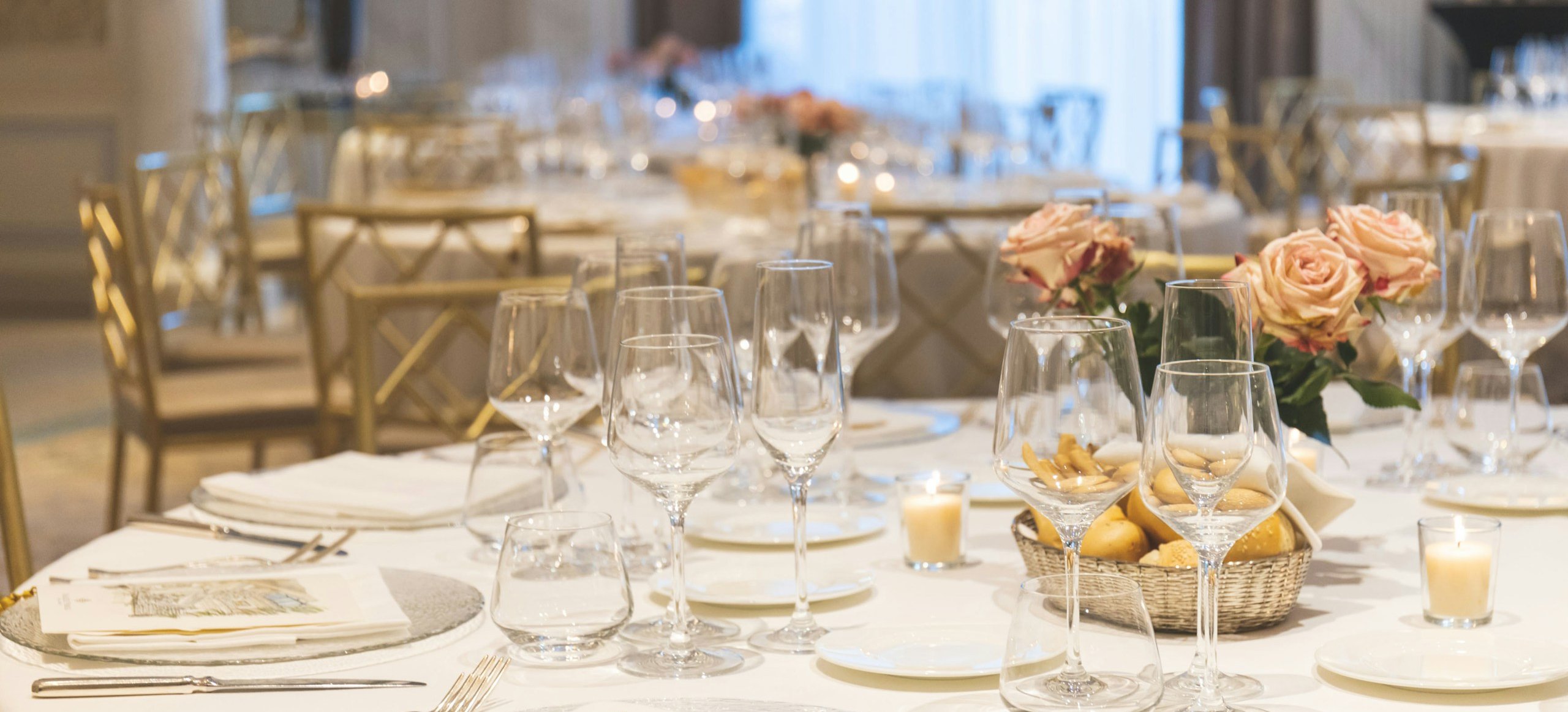 Mesa de banquete montada para un evento