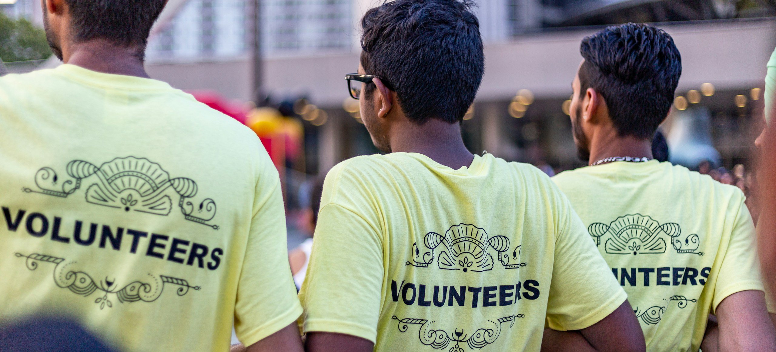Personas voluntarias en una actividad comunitaria