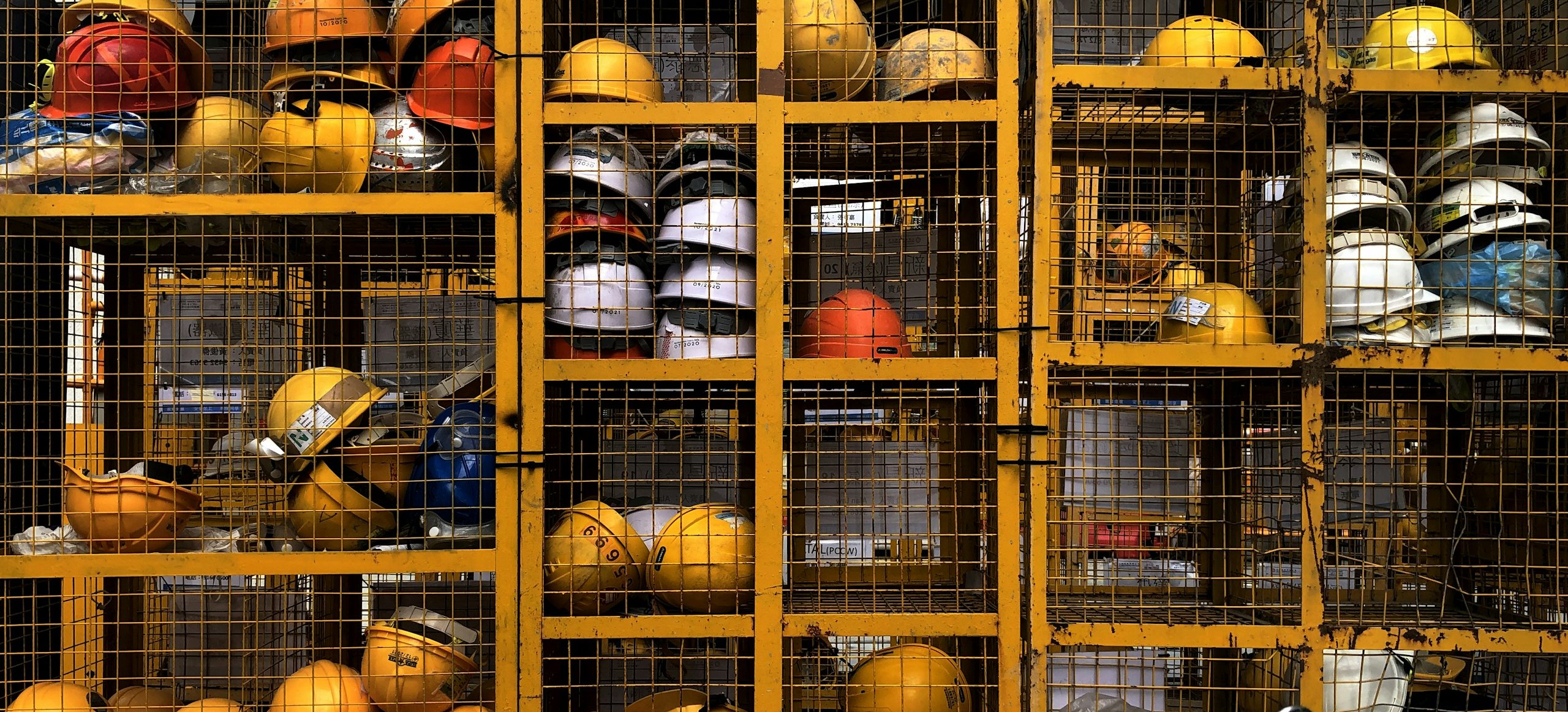 Cascos de protección en una estantería