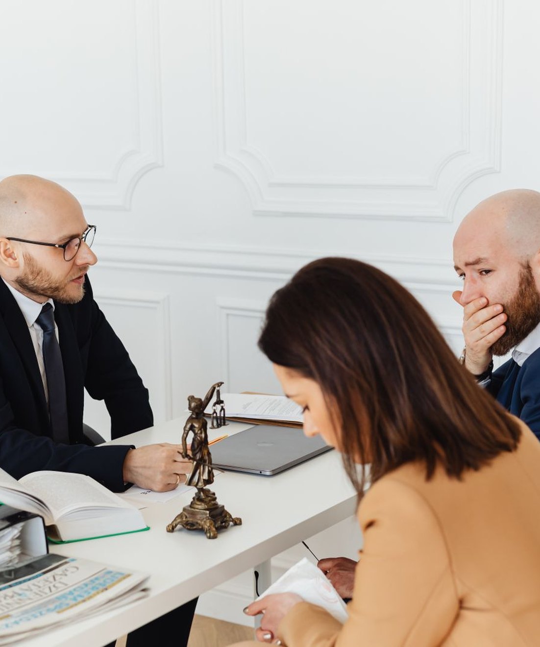 Reunión de abogados con documentación en un despacho