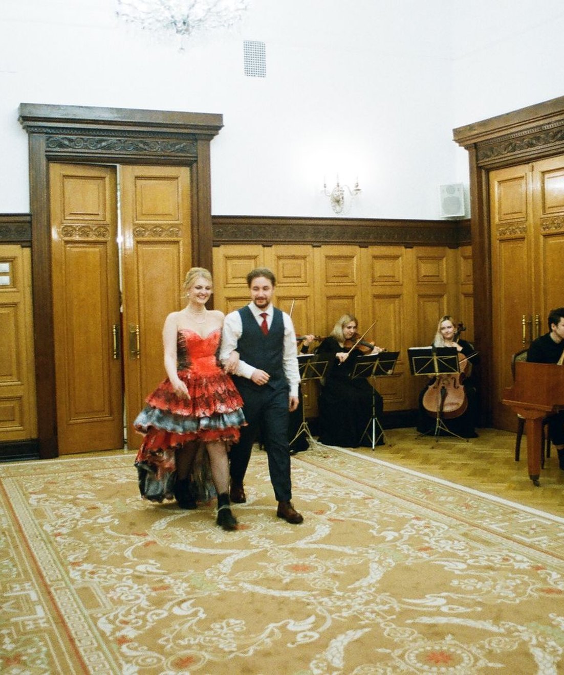 Acto formal con invitados y música en directo en un salón institucional