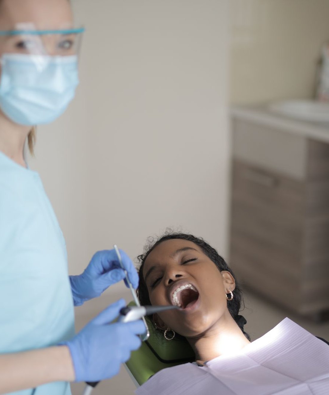 Higienista atendiendo a una paciente en el gabinete dental