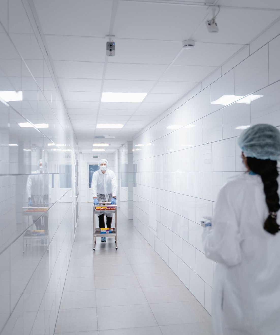 Personal con equipo de protección en una sala técnica aséptica