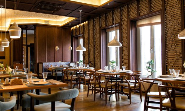 Sala de un restaurante preparada para el servicio