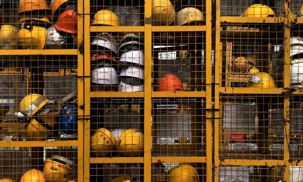 Cascos de protección en una estantería